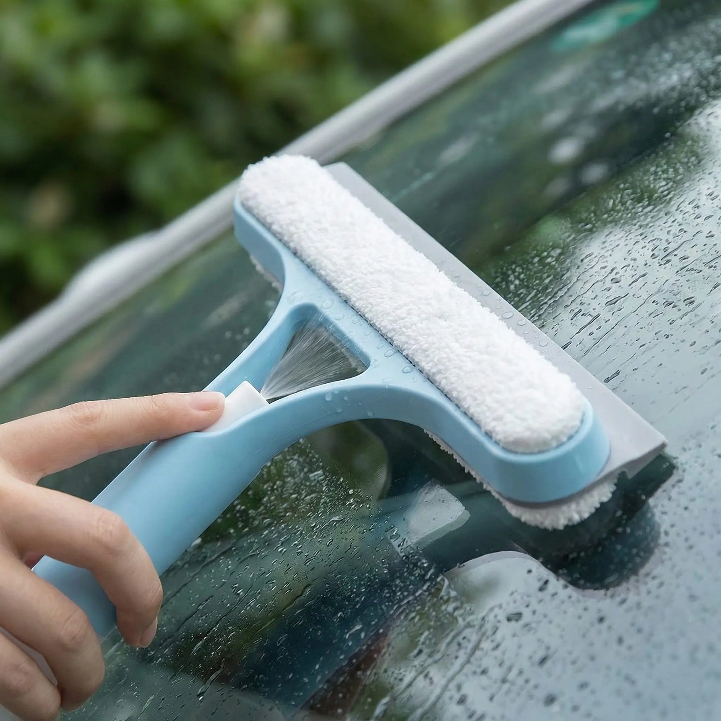 2-in-1 Sprayable Blue Glass Squeegee